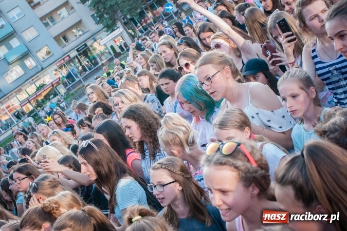 Zdjęcie w galerii na portalu naszraciborz.pl: Dni Raciborza 2017: Trwa koncert Dawida Kwiatkowskiego wiadomości z regionu