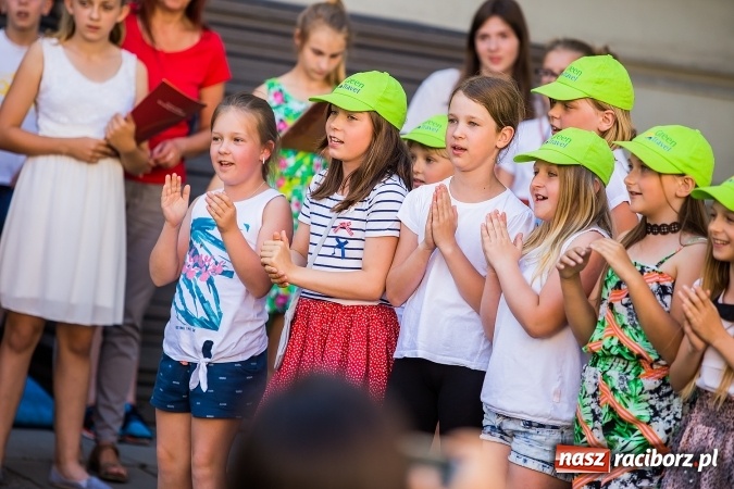 Zdjęcie w galerii na portalu naszraciborz.pl: Piknik rodzinny w Szkole Podstawowej nr 4  wiadomości z regionu