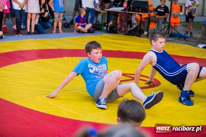 Zdjęcie w galerii na portalu naszraciborz.pl: Piknik rodzinny w Szkole Podstawowej nr 4  wiadomości z regionu