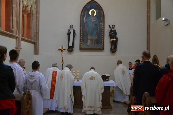 Zdjęcie w galerii na portalu naszraciborz.pl: Uroczysta Msza św. w kaplicy św. Tomasza Kantuaryjskiego rozpoczęła zjazd raciborzan  wiadomości z regionu