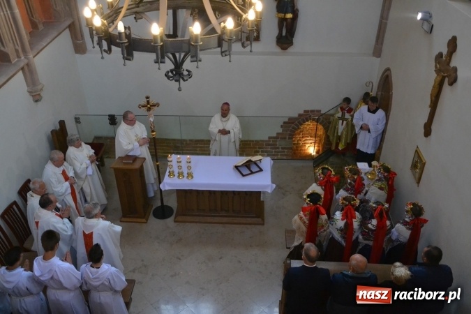 Zdjęcie w galerii na portalu naszraciborz.pl: Uroczysta Msza św. w kaplicy św. Tomasza Kantuaryjskiego rozpoczęła zjazd raciborzan  wiadomości z regionu