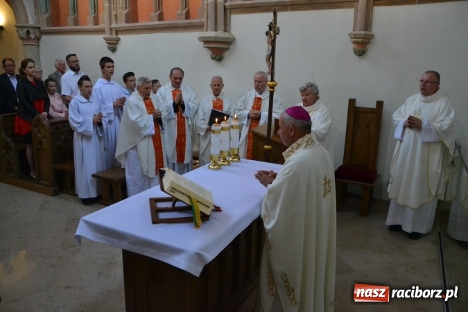Zdjęcie w galerii na portalu naszraciborz.pl: Uroczysta Msza św. w kaplicy św. Tomasza Kantuaryjskiego rozpoczęła zjazd raciborzan  wiadomości z regionu