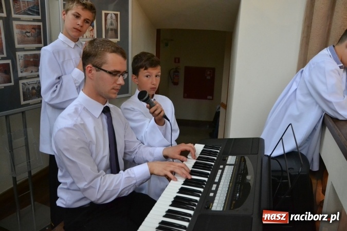 Zdjęcie w galerii na portalu naszraciborz.pl: Uroczysta Msza św. w kaplicy św. Tomasza Kantuaryjskiego rozpoczęła zjazd raciborzan  wiadomości z regionu