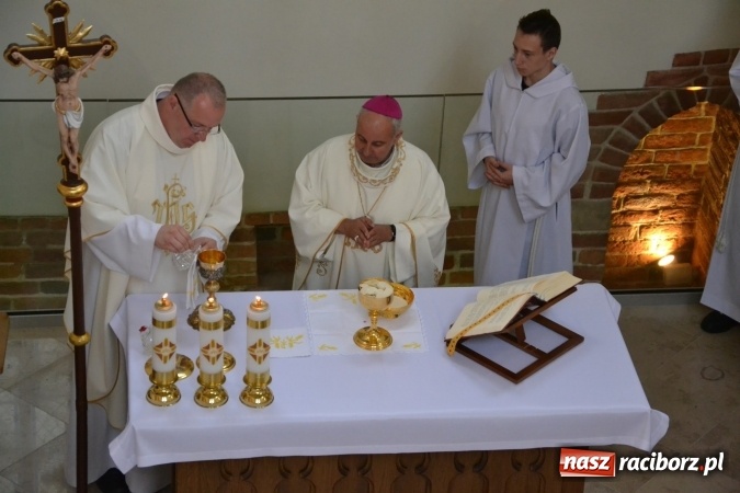 Zdjęcie w galerii na portalu naszraciborz.pl: Uroczysta Msza św. w kaplicy św. Tomasza Kantuaryjskiego rozpoczęła zjazd raciborzan  wiadomości z regionu