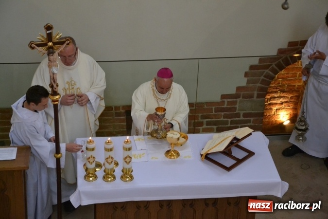 Zdjęcie w galerii na portalu naszraciborz.pl: Uroczysta Msza św. w kaplicy św. Tomasza Kantuaryjskiego rozpoczęła zjazd raciborzan  wiadomości z regionu