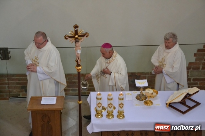 Zdjęcie w galerii na portalu naszraciborz.pl: Uroczysta Msza św. w kaplicy św. Tomasza Kantuaryjskiego rozpoczęła zjazd raciborzan  wiadomości z regionu