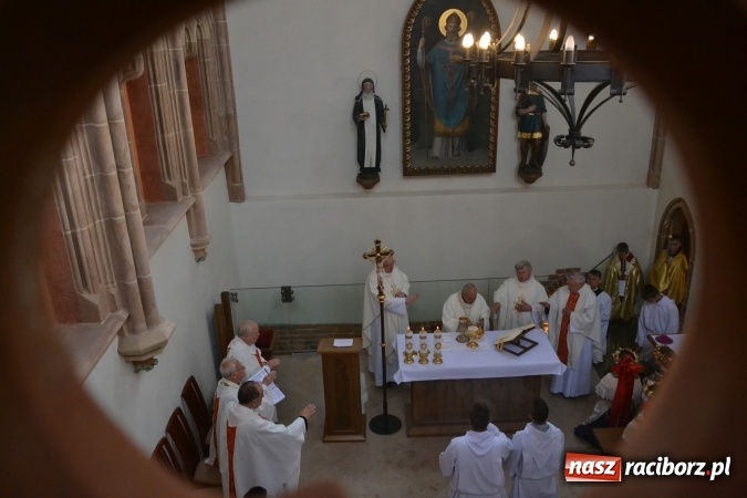 Zdjęcie w galerii na portalu naszraciborz.pl: Uroczysta Msza św. w kaplicy św. Tomasza Kantuaryjskiego rozpoczęła zjazd raciborzan  wiadomości z regionu