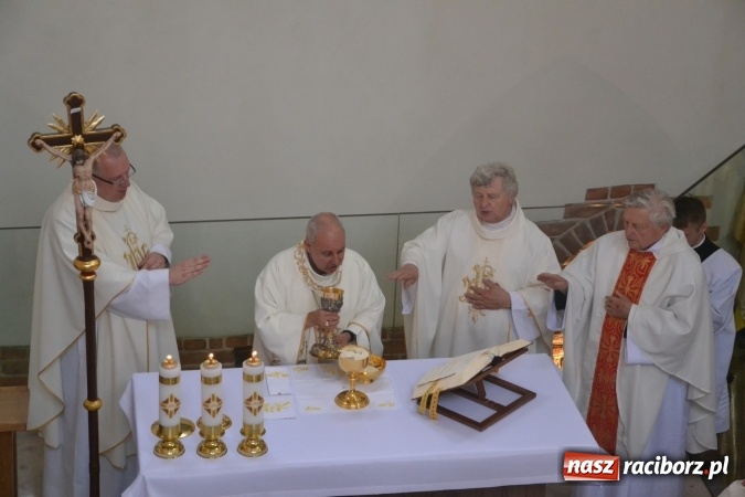 Zdjęcie w galerii na portalu naszraciborz.pl: Uroczysta Msza św. w kaplicy św. Tomasza Kantuaryjskiego rozpoczęła zjazd raciborzan  wiadomości z regionu