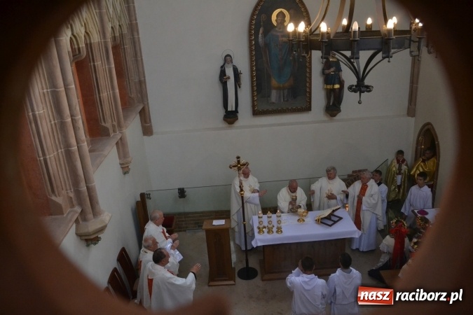 Zdjęcie w galerii na portalu naszraciborz.pl: Uroczysta Msza św. w kaplicy św. Tomasza Kantuaryjskiego rozpoczęła zjazd raciborzan  wiadomości z regionu
