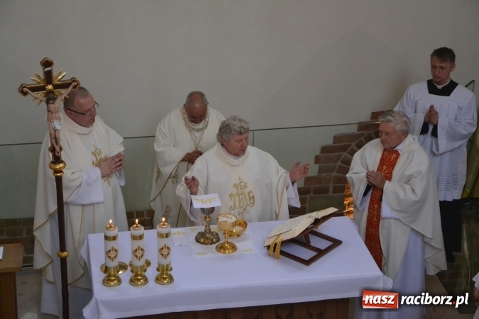 Zdjęcie w galerii na portalu naszraciborz.pl: Uroczysta Msza św. w kaplicy św. Tomasza Kantuaryjskiego rozpoczęła zjazd raciborzan  wiadomości z regionu