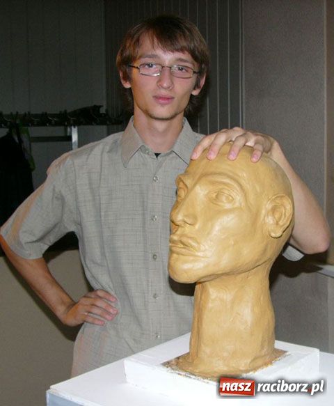 Zdjęcie w galerii na portalu naszraciborz.pl: Rycerstwo wyrzeźbiło antropologa wiadomości z regionu