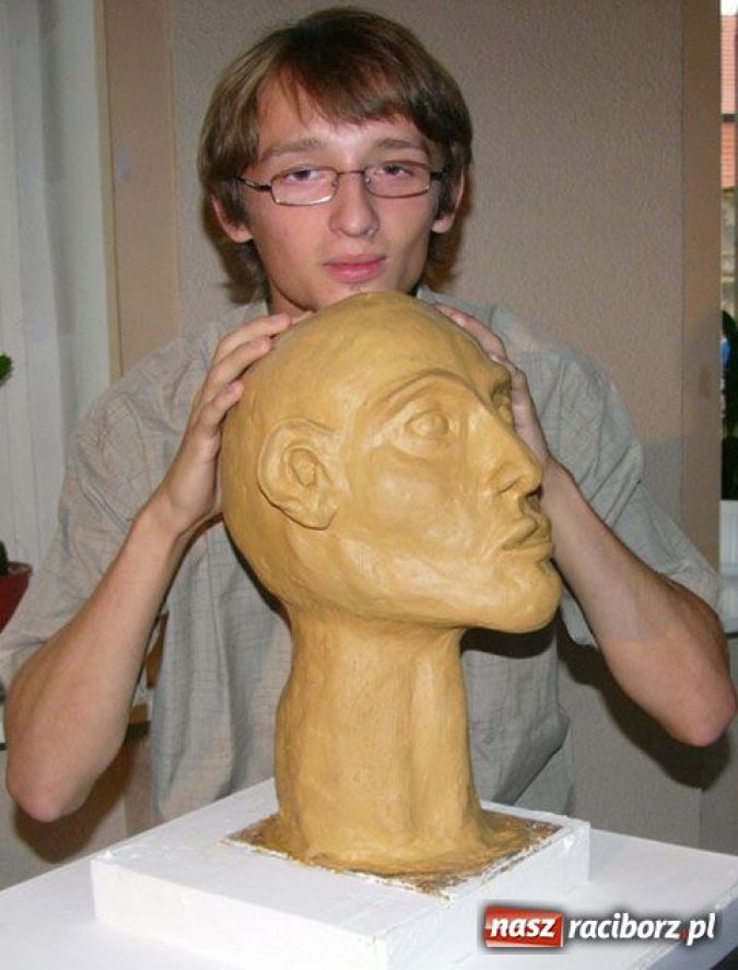 Zdjęcie w galerii na portalu naszraciborz.pl: Rycerstwo wyrzeźbiło antropologa wiadomości z regionu