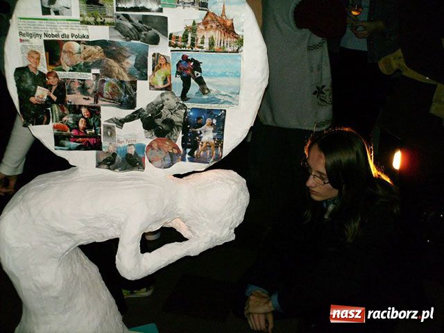 Zdjęcie w galerii na portalu naszraciborz.pl: Rycerstwo wyrzeźbiło antropologa wiadomości z regionu