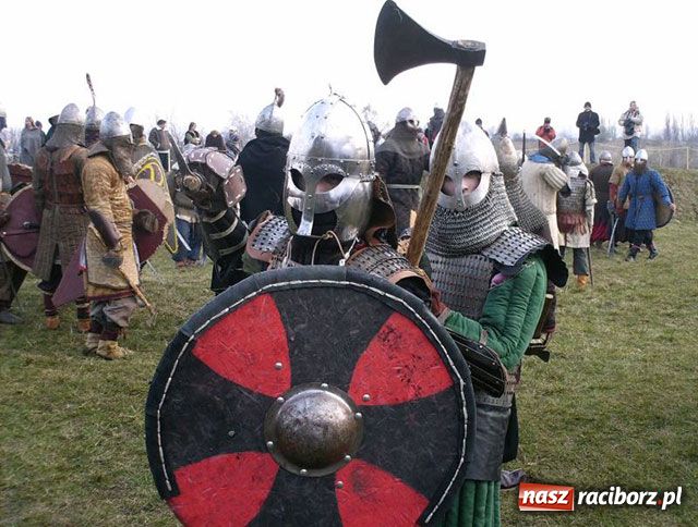 Zdjęcie w galerii na portalu naszraciborz.pl: Rycerstwo wyrzeźbiło antropologa wiadomości z regionu