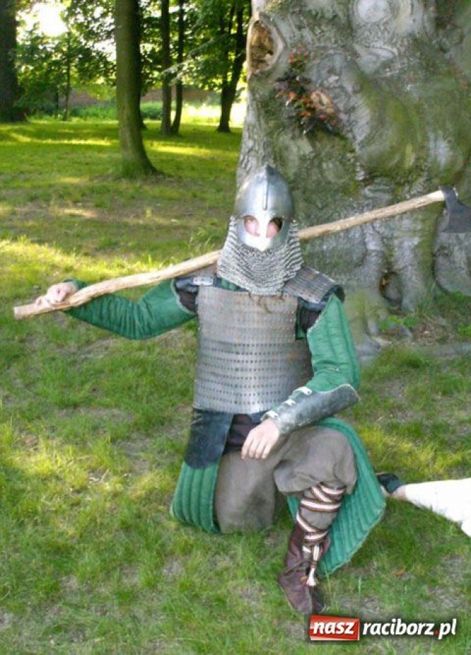 Zdjęcie w galerii na portalu naszraciborz.pl: Rycerstwo wyrzeźbiło antropologa wiadomości z regionu