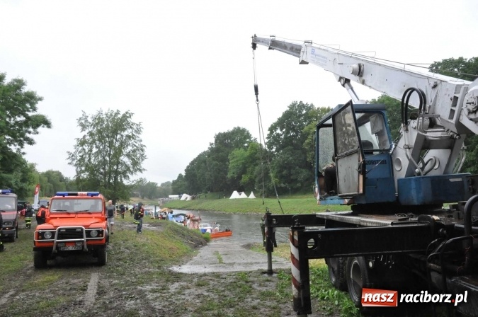 Zdjęcie w galerii na portalu naszraciborz.pl: Pływadeł mniej niż zwykle, ale nastroje wyśmienite. Był tort na 800 lat Raciborza i pływający browar zamkowy wiadomości z regionu