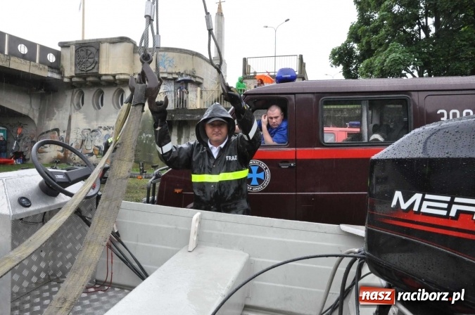 Zdjęcie w galerii na portalu naszraciborz.pl: Pływadeł mniej niż zwykle, ale nastroje wyśmienite. Był tort na 800 lat Raciborza i pływający browar zamkowy wiadomości z regionu