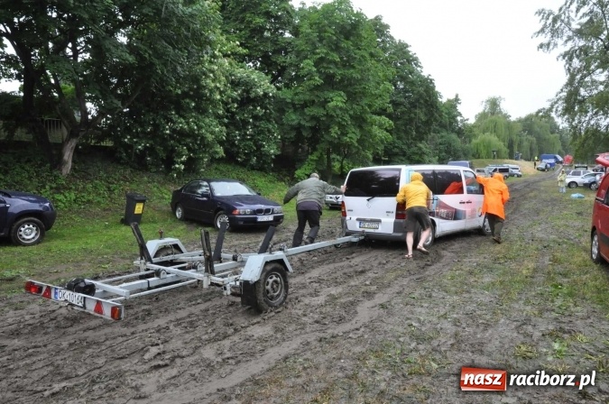 Zdjęcie w galerii na portalu naszraciborz.pl: Pływadeł mniej niż zwykle, ale nastroje wyśmienite. Był tort na 800 lat Raciborza i pływający browar zamkowy wiadomości z regionu