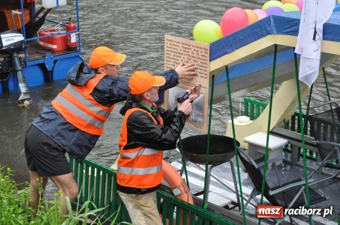 Zdjęcie w galerii na portalu naszraciborz.pl: Pływadeł mniej niż zwykle, ale nastroje wyśmienite. Był tort na 800 lat Raciborza i pływający browar zamkowy wiadomości z regionu
