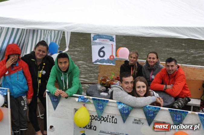 Zdjęcie w galerii na portalu naszraciborz.pl: Pływadeł mniej niż zwykle, ale nastroje wyśmienite. Był tort na 800 lat Raciborza i pływający browar zamkowy wiadomości z regionu