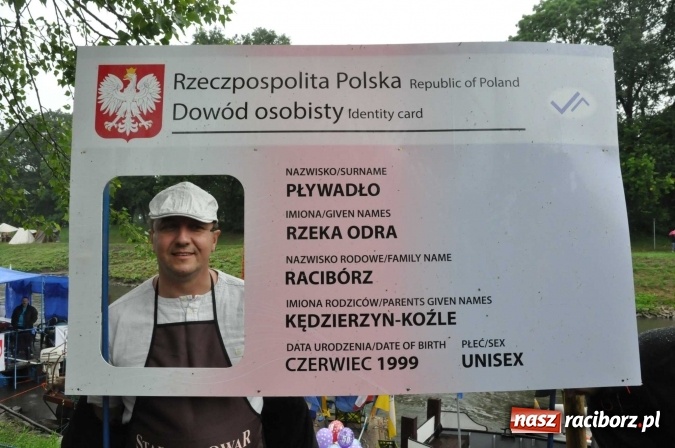 Zdjęcie w galerii na portalu naszraciborz.pl: Pływadeł mniej niż zwykle, ale nastroje wyśmienite. Był tort na 800 lat Raciborza i pływający browar zamkowy wiadomości z regionu