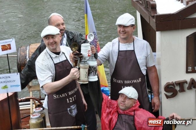 Zdjęcie w galerii na portalu naszraciborz.pl: Pływadeł mniej niż zwykle, ale nastroje wyśmienite. Był tort na 800 lat Raciborza i pływający browar zamkowy wiadomości z regionu