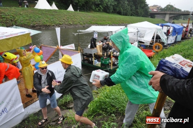 Zdjęcie w galerii na portalu naszraciborz.pl: Pływadeł mniej niż zwykle, ale nastroje wyśmienite. Był tort na 800 lat Raciborza i pływający browar zamkowy wiadomości z regionu