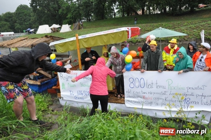Zdjęcie w galerii na portalu naszraciborz.pl: Pływadeł mniej niż zwykle, ale nastroje wyśmienite. Był tort na 800 lat Raciborza i pływający browar zamkowy wiadomości z regionu