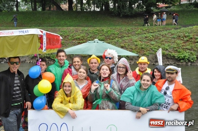 Zdjęcie w galerii na portalu naszraciborz.pl: Pływadeł mniej niż zwykle, ale nastroje wyśmienite. Był tort na 800 lat Raciborza i pływający browar zamkowy wiadomości z regionu