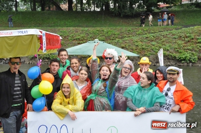 Zdjęcie w galerii na portalu naszraciborz.pl: Pływadeł mniej niż zwykle, ale nastroje wyśmienite. Był tort na 800 lat Raciborza i pływający browar zamkowy wiadomości z regionu