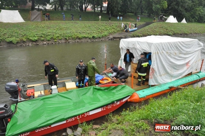 Zdjęcie w galerii na portalu naszraciborz.pl: Pływadeł mniej niż zwykle, ale nastroje wyśmienite. Był tort na 800 lat Raciborza i pływający browar zamkowy wiadomości z regionu