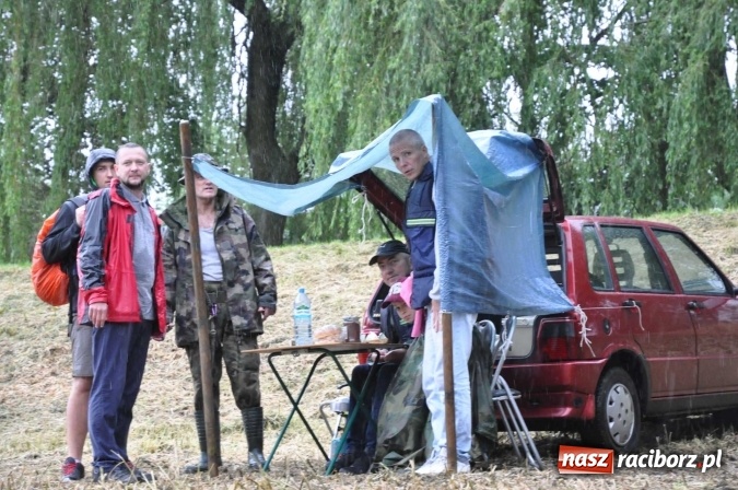 Zdjęcie w galerii na portalu naszraciborz.pl: Pływadeł mniej niż zwykle, ale nastroje wyśmienite. Był tort na 800 lat Raciborza i pływający browar zamkowy wiadomości z regionu