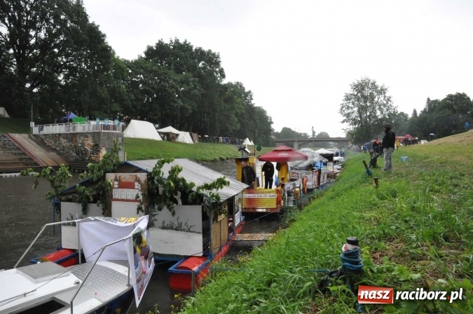Zdjęcie w galerii na portalu naszraciborz.pl: Pływadeł mniej niż zwykle, ale nastroje wyśmienite. Był tort na 800 lat Raciborza i pływający browar zamkowy wiadomości z regionu