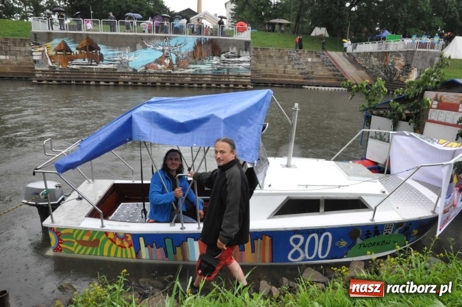 Zdjęcie w galerii na portalu naszraciborz.pl: Pływadeł mniej niż zwykle, ale nastroje wyśmienite. Był tort na 800 lat Raciborza i pływający browar zamkowy wiadomości z regionu