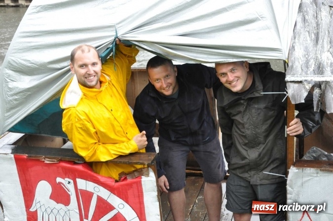 Zdjęcie w galerii na portalu naszraciborz.pl: Pływadeł mniej niż zwykle, ale nastroje wyśmienite. Był tort na 800 lat Raciborza i pływający browar zamkowy wiadomości z regionu