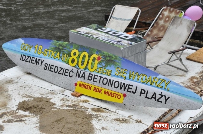 Zdjęcie w galerii na portalu naszraciborz.pl: Pływadeł mniej niż zwykle, ale nastroje wyśmienite. Był tort na 800 lat Raciborza i pływający browar zamkowy wiadomości z regionu