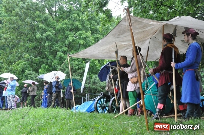Zdjęcie w galerii na portalu naszraciborz.pl: Pływadeł mniej niż zwykle, ale nastroje wyśmienite. Był tort na 800 lat Raciborza i pływający browar zamkowy wiadomości z regionu