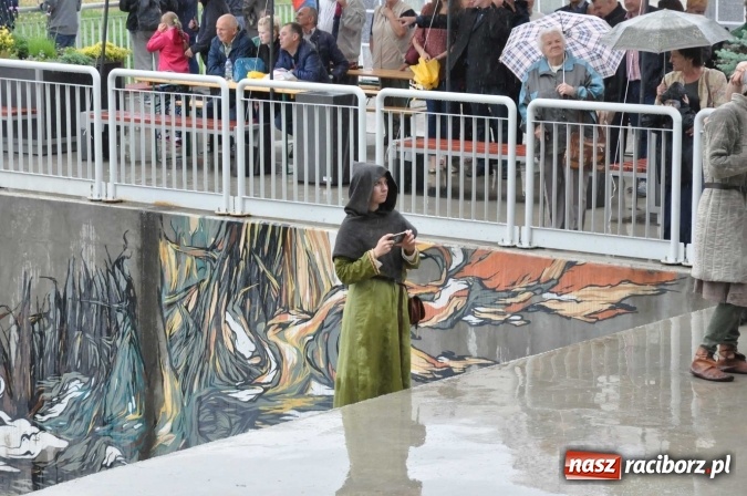 Zdjęcie w galerii na portalu naszraciborz.pl: Pływadeł mniej niż zwykle, ale nastroje wyśmienite. Był tort na 800 lat Raciborza i pływający browar zamkowy wiadomości z regionu