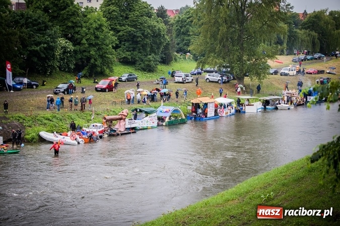 Zdjęcie w galerii na portalu naszraciborz.pl: Pływadła popłynęły już osiemnasty raz. Pierwszy raz przy tak fatalnej pogodzie wiadomości z regionu