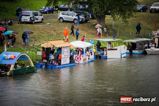 Zdjęcie w galerii na portalu naszraciborz.pl: Pływadła popłynęły już osiemnasty raz. Pierwszy raz przy tak fatalnej pogodzie wiadomości z regionu