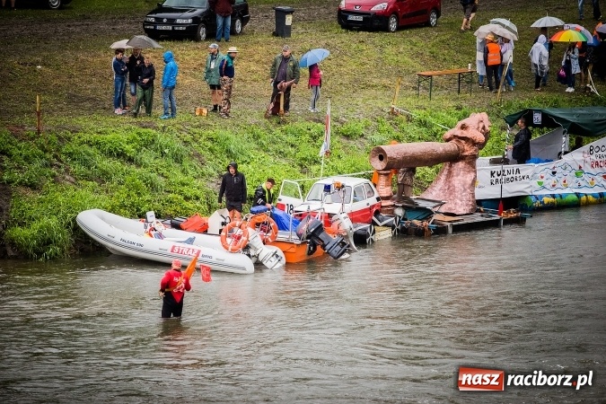 Zdjęcie w galerii na portalu naszraciborz.pl: Pływadła popłynęły już osiemnasty raz. Pierwszy raz przy tak fatalnej pogodzie wiadomości z regionu