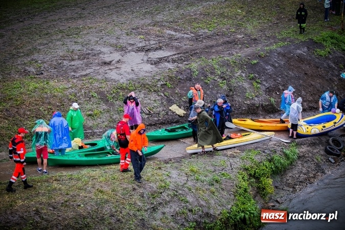 Zdjęcie w galerii na portalu naszraciborz.pl: Pływadła popłynęły już osiemnasty raz. Pierwszy raz przy tak fatalnej pogodzie wiadomości z regionu
