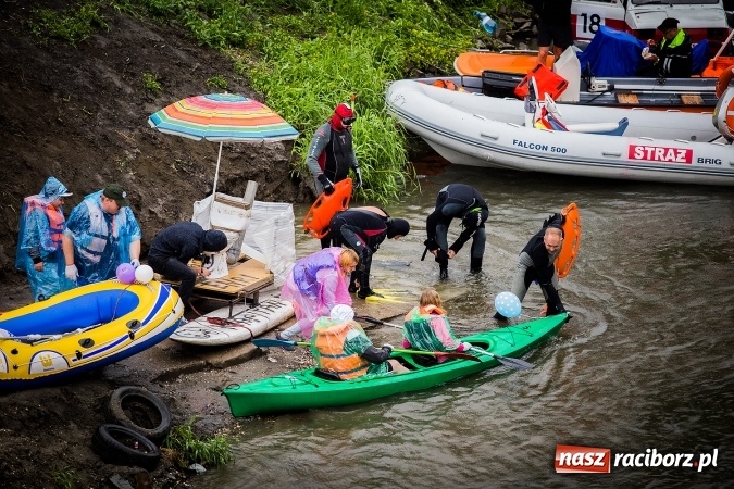 Zdjęcie w galerii na portalu naszraciborz.pl: Pływadła popłynęły już osiemnasty raz. Pierwszy raz przy tak fatalnej pogodzie wiadomości z regionu