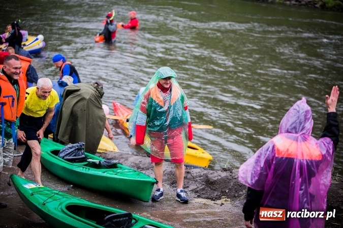 Zdjęcie w galerii na portalu naszraciborz.pl: Pływadła popłynęły już osiemnasty raz. Pierwszy raz przy tak fatalnej pogodzie wiadomości z regionu
