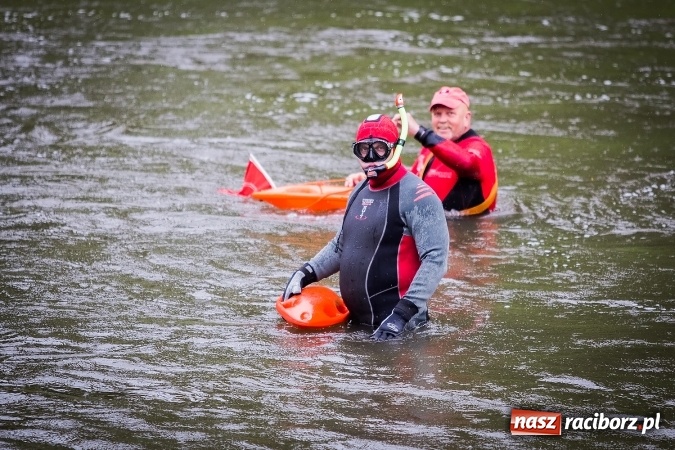 Zdjęcie w galerii na portalu naszraciborz.pl: Pływadła popłynęły już osiemnasty raz. Pierwszy raz przy tak fatalnej pogodzie wiadomości z regionu