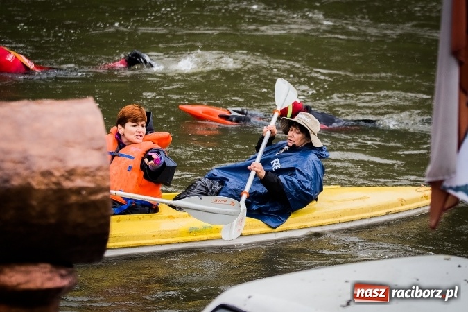 Zdjęcie w galerii na portalu naszraciborz.pl: Pływadła popłynęły już osiemnasty raz. Pierwszy raz przy tak fatalnej pogodzie wiadomości z regionu