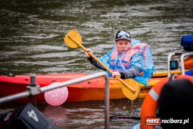 Zdjęcie w galerii na portalu naszraciborz.pl: Pływadła popłynęły już osiemnasty raz. Pierwszy raz przy tak fatalnej pogodzie wiadomości z regionu