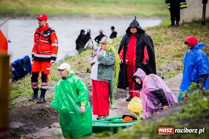 Zdjęcie w galerii na portalu naszraciborz.pl: Pływadła popłynęły już osiemnasty raz. Pierwszy raz przy tak fatalnej pogodzie wiadomości z regionu
