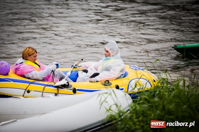 Zdjęcie w galerii na portalu naszraciborz.pl: Pływadła popłynęły już osiemnasty raz. Pierwszy raz przy tak fatalnej pogodzie wiadomości z regionu