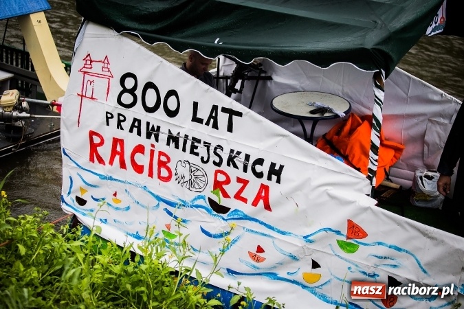 Zdjęcie w galerii na portalu naszraciborz.pl: Pływadła popłynęły już osiemnasty raz. Pierwszy raz przy tak fatalnej pogodzie wiadomości z regionu